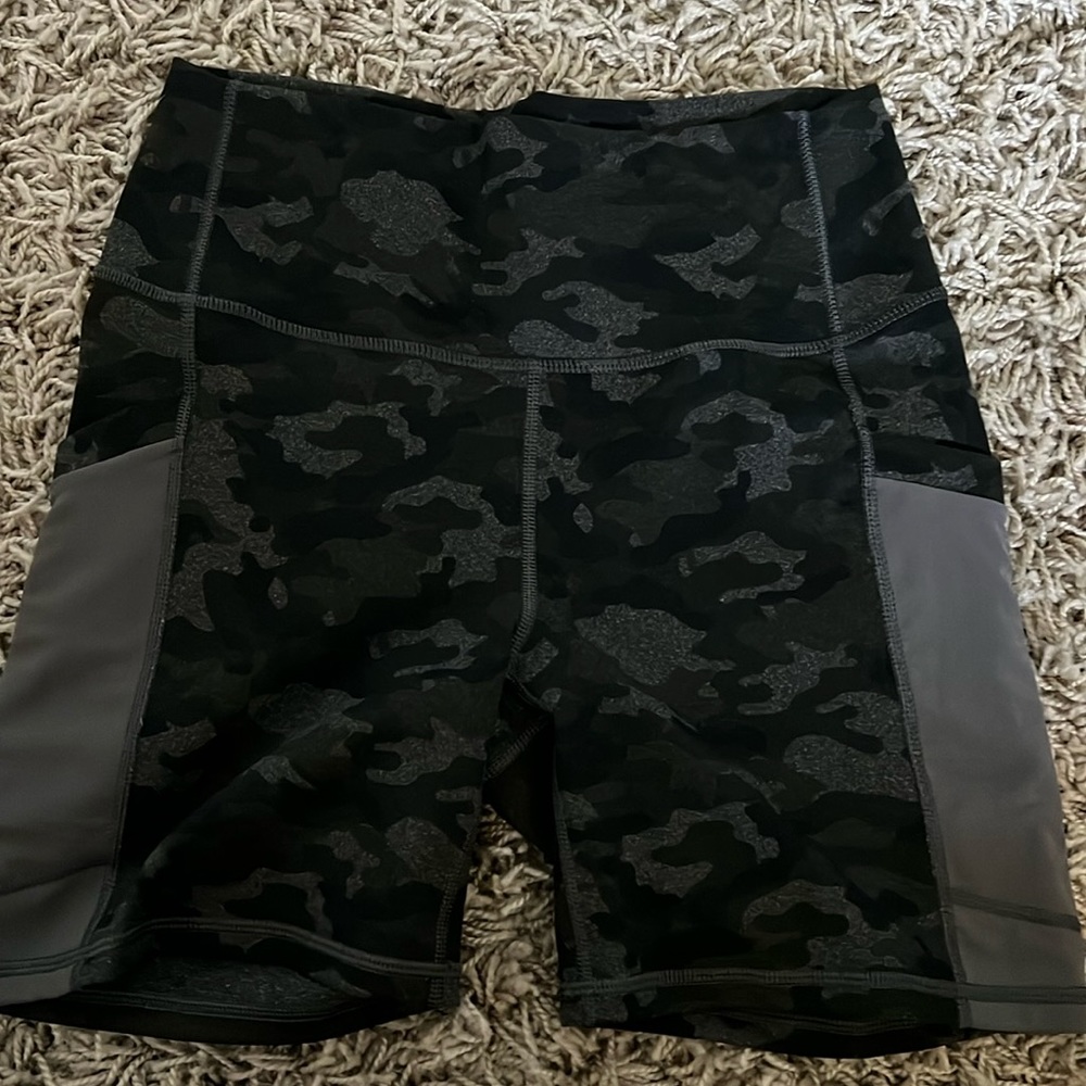 Fabletics women’s biker shorts size medium